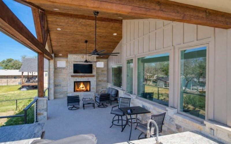 208 E Lakeshore Drive, Sunrise Beach, TX 78643, 4 Habitaciones Habitaciones , ,5 BañosBaños,Residential,En Venta,208 E Lakeshore Drive,0,176638