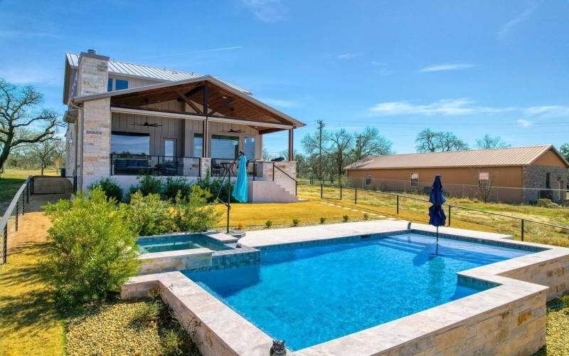 208 E Lakeshore Drive, Sunrise Beach, TX 78643, 4 Habitaciones Habitaciones , ,5 BañosBaños,Residential,En Venta,208 E Lakeshore Drive,0,176638