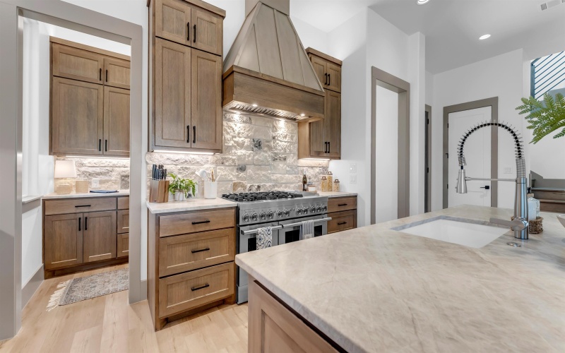 208 E Lakeshore Drive, Sunrise Beach, TX 78643, 4 Habitaciones Habitaciones , ,5 BañosBaños,Residential,En Venta,208 E Lakeshore Drive,0,176638