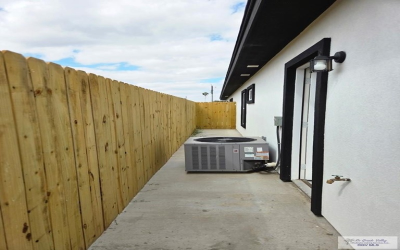 203 ROYAL PALM DR unit: B, MERCEDES, TX 78570, 3 Habitaciones Habitaciones , ,2 BañosBaños,Residential Multi Family,En Venta,203 ROYAL PALM DR unit: B,0,29772382