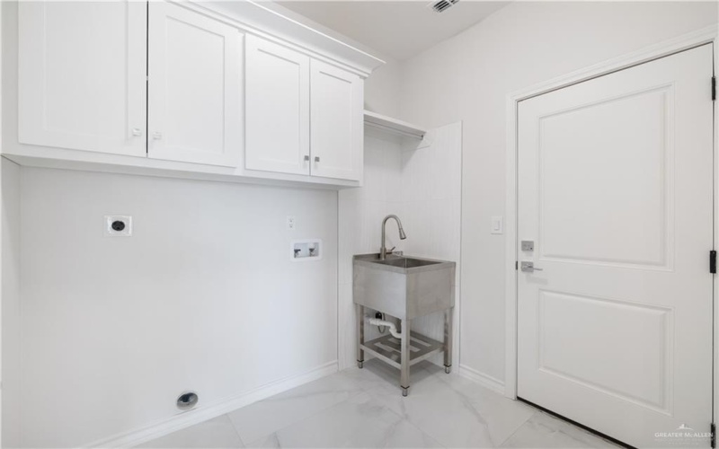 8006 N 48th Lane, McAllen, TX 78504, 4 Bedrooms Bedrooms, ,2 BathroomsBathrooms,Residential,For Sale,8006 N 48th Lane,0,496964