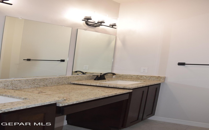 457 SAMUEL BLOUNT Court, Vinton, TX 79821, 3 Habitaciones Habitaciones , ,2 BañosBaños,Residential,En Venta,457 SAMUEL BLOUNT Court,0,939136