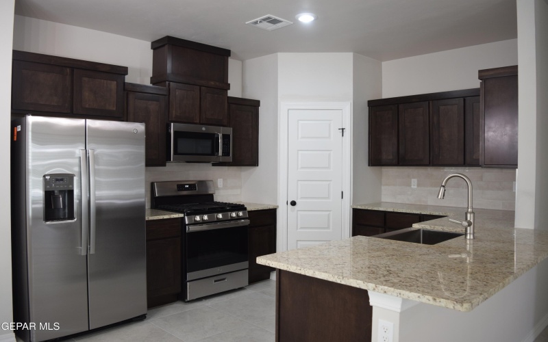 457 SAMUEL BLOUNT Court, Vinton, TX 79821, 3 Habitaciones Habitaciones , ,2 BañosBaños,Residential,En Venta,457 SAMUEL BLOUNT Court,0,939136