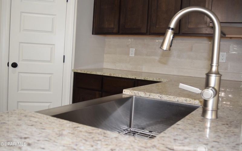 457 SAMUEL BLOUNT Court, Vinton, TX 79821, 3 Habitaciones Habitaciones , ,2 BañosBaños,Residential,En Venta,457 SAMUEL BLOUNT Court,0,939136