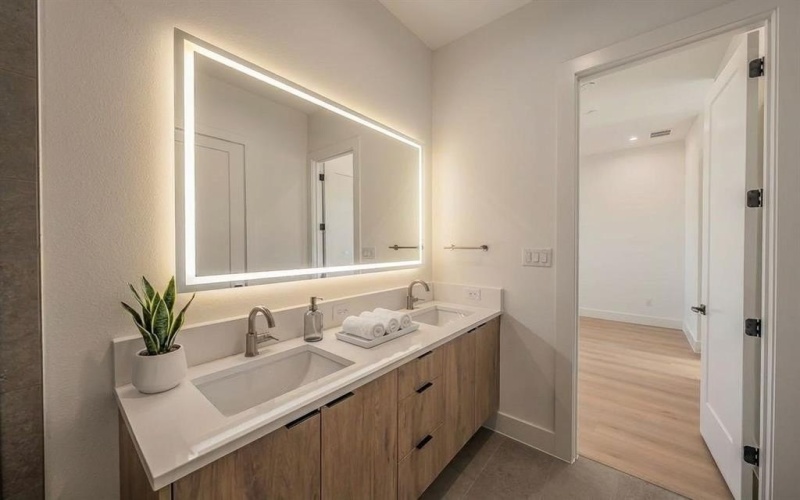 2523 Hondo Avenue #102, Dallas, TX 75219, 2 Bedrooms Bedrooms, ,2 BathroomsBathrooms,Residential,For Sale,2523 Hondo Avenue,0,21097207