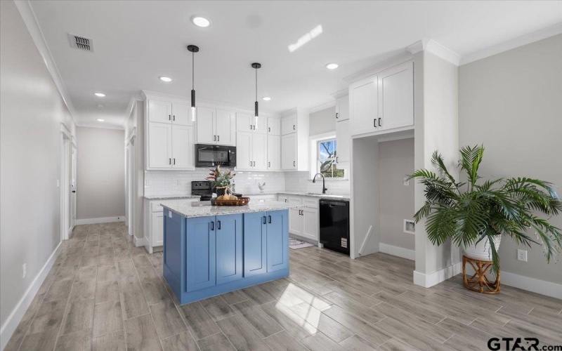 1413 N Summit, Tyler, TX 75702, 3 Bedrooms Bedrooms, ,2 BathroomsBathrooms,Residential,For Sale,1413 N Summit,0,26002881