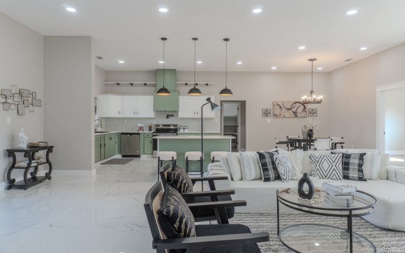 185 E Medium Meadow, Lytle, TX 78052, 4 Habitaciones Habitaciones , ,2 BañosBaños,Residential,En Venta,185 E Medium Meadow,0,1943112