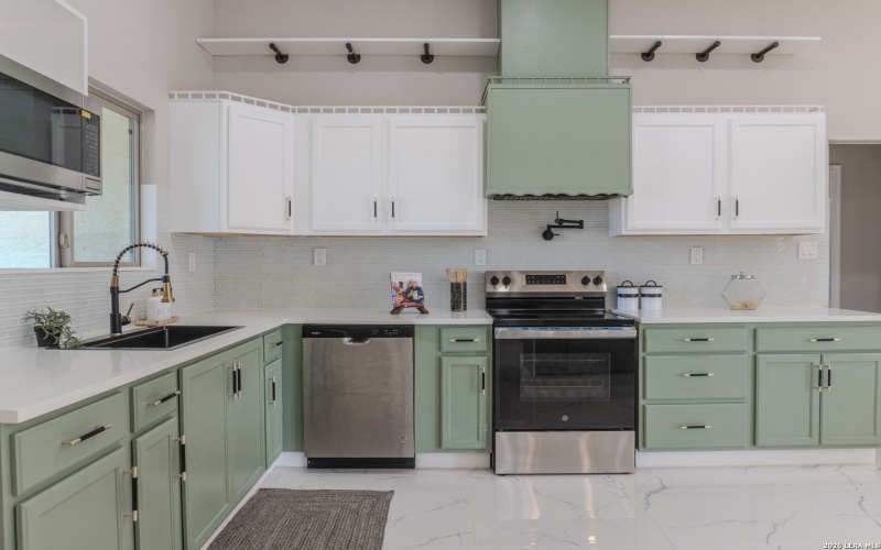 185 E Medium Meadow, Lytle, TX 78052, 4 Habitaciones Habitaciones , ,2 BañosBaños,Residential,En Venta,185 E Medium Meadow,0,1943112