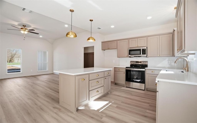 103 N Peverly Street, Whitney, TX 76692, 3 Bedrooms Bedrooms, ,2 BathroomsBathrooms,Residential,For Sale,103 N Peverly Street,0,21198201