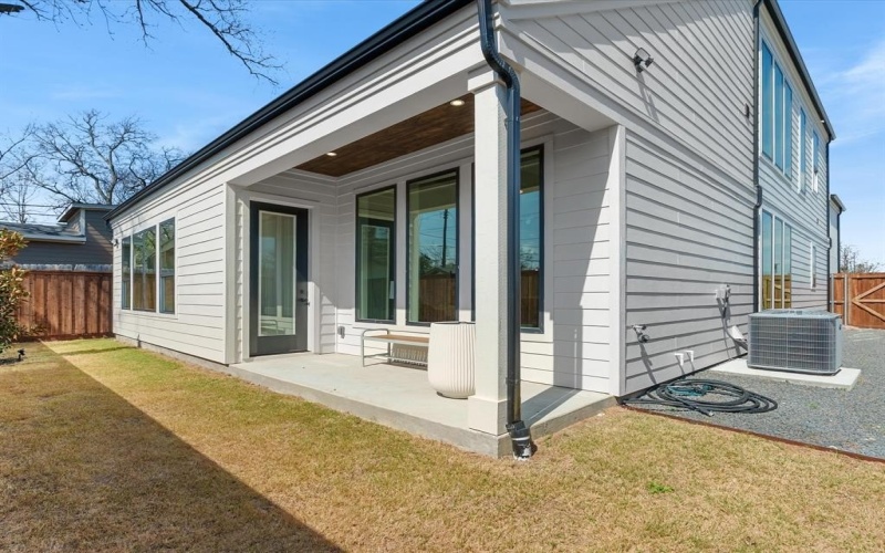 916 E Louisiana Drive, Dallas, TX 75216, 3 Bedrooms Bedrooms, ,3 BathroomsBathrooms,Residential,For Sale,916 E Louisiana Drive,0,21195725