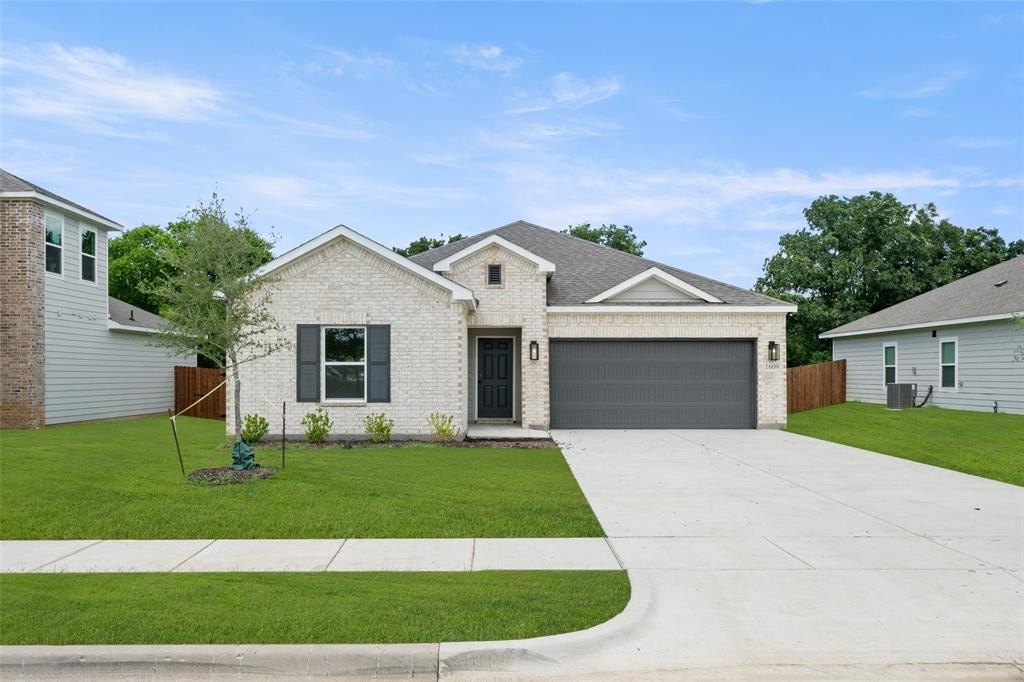 1609 Annabelle Street, Cleburne, TX 76031, 4 Habitaciones Habitaciones , ,2 BañosBaños,Residential,En Venta,1609 Annabelle Street,20704399