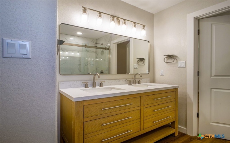 301 Cedarhill Drive, Granite Shoals, TX 78654, 3 Habitaciones Habitaciones , ,2 BañosBaños,Residential,En Venta,301 Cedarhill Drive,0,606877