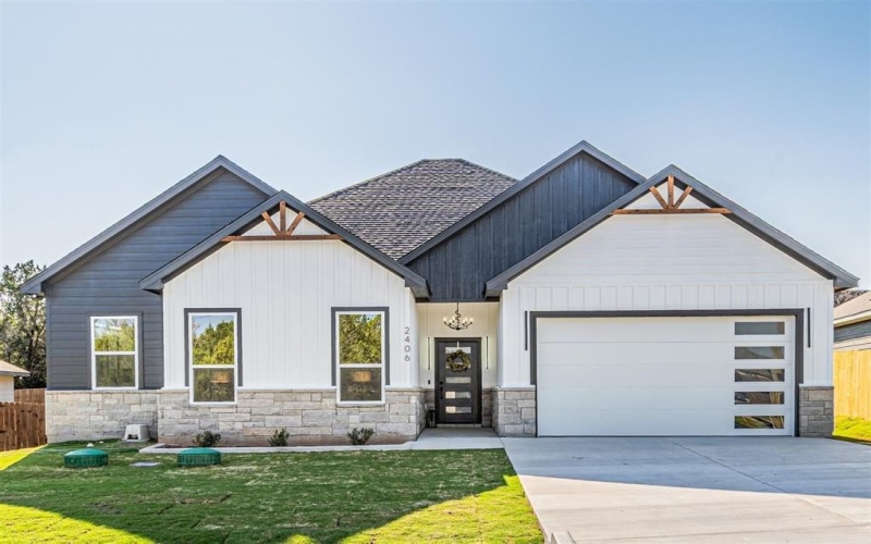 2406 Beverly Drive, Granbury, TX 76048, 4 Bedrooms Bedrooms, ,2 BathroomsBathrooms,Residential,For Sale,2406 Beverly Drive,0,21205316