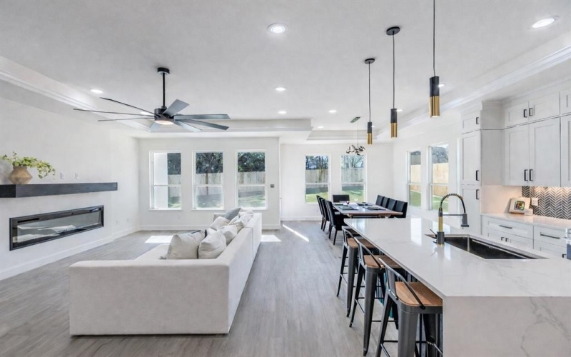 2406 Beverly Drive, Granbury, TX 76048, 4 Bedrooms Bedrooms, ,2 BathroomsBathrooms,Residential,For Sale,2406 Beverly Drive,0,21205316