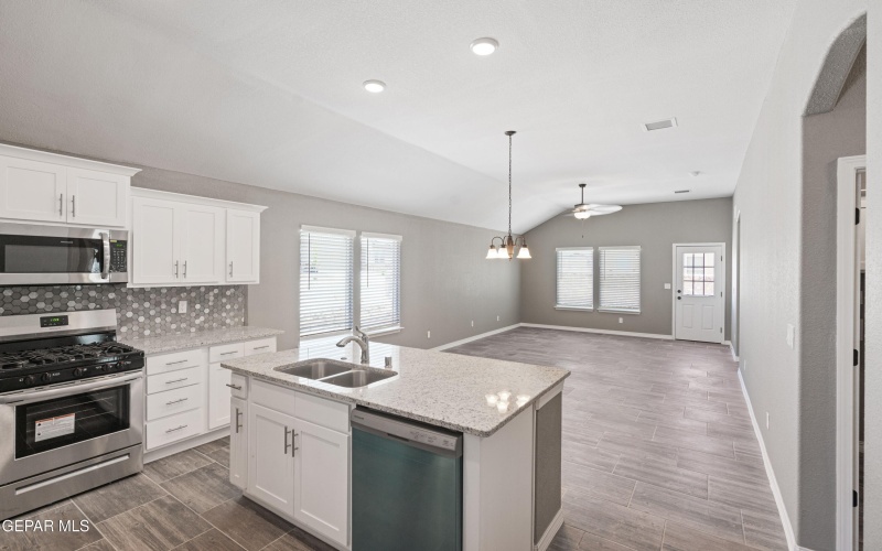 13840 Summer Hail Avenue, El Paso, TX 79928, 4 Bedrooms Bedrooms, ,3 BathroomsBathrooms,Residential,For Sale,13840 Summer Hail Avenue,0,940067