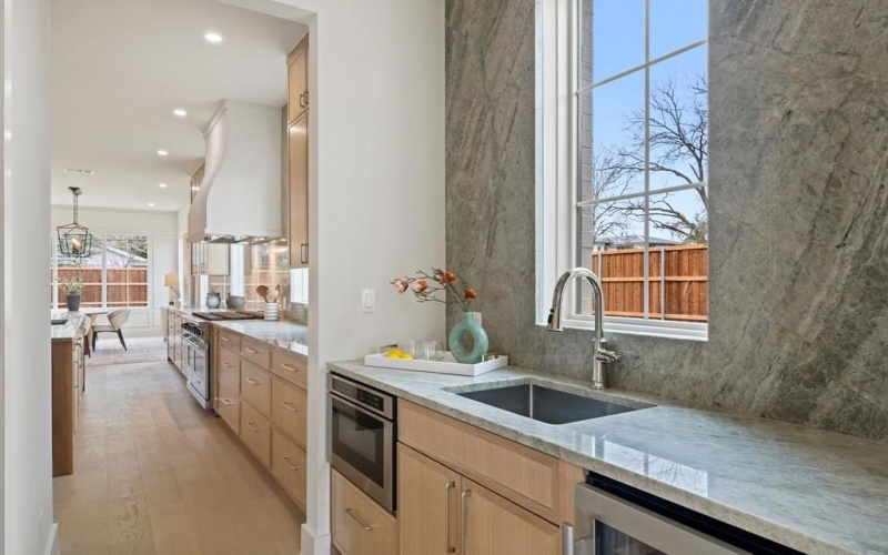 10917 Beauty Lane, Dallas, TX 75229, 4 Bedrooms Bedrooms, ,5 BathroomsBathrooms,Residential,For Sale,10917 Beauty Lane,0,21175552