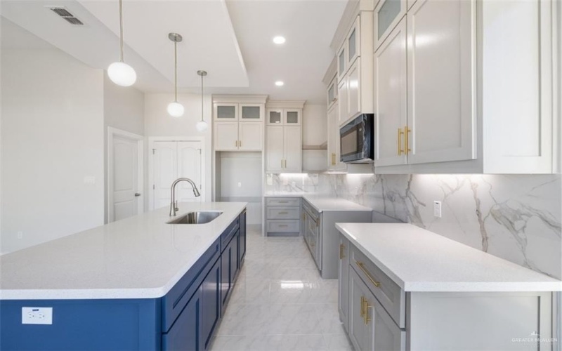 2812 Dhalia Drive, San Juan, TX 78589, 3 Bedrooms Bedrooms, ,2 BathroomsBathrooms,Residential,For Sale,2812 Dhalia Drive,0,498170