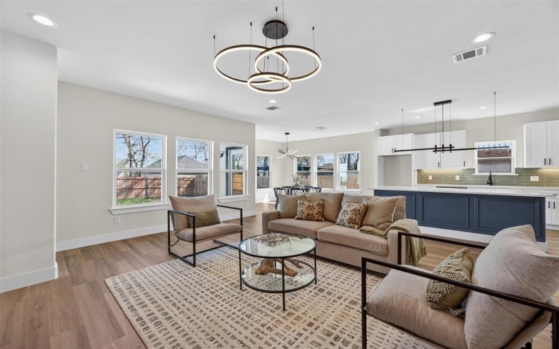 2705 S Jones Street, Fort Worth, TX 76104, 4 Habitaciones Habitaciones , ,3 BañosBaños,Residential,En Venta,2705 S Jones Street,0,21208511