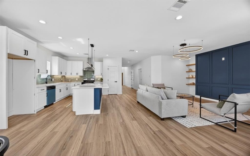 2705 S Jones Street, Fort Worth, TX 76104, 4 Habitaciones Habitaciones , ,3 BañosBaños,Residential,En Venta,2705 S Jones Street,0,21208511