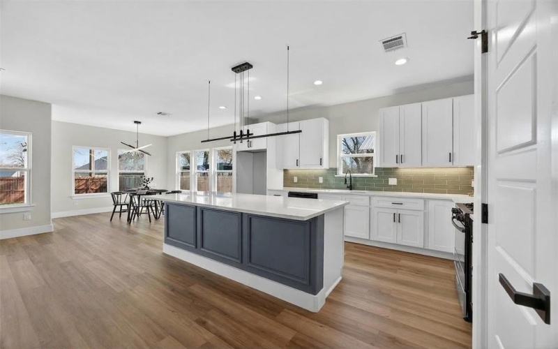 2705 S Jones Street, Fort Worth, TX 76104, 4 Habitaciones Habitaciones , ,3 BañosBaños,Residential,En Venta,2705 S Jones Street,0,21208511