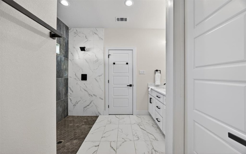 2705 S Jones Street, Fort Worth, TX 76104, 4 Habitaciones Habitaciones , ,3 BañosBaños,Residential,En Venta,2705 S Jones Street,0,21208511