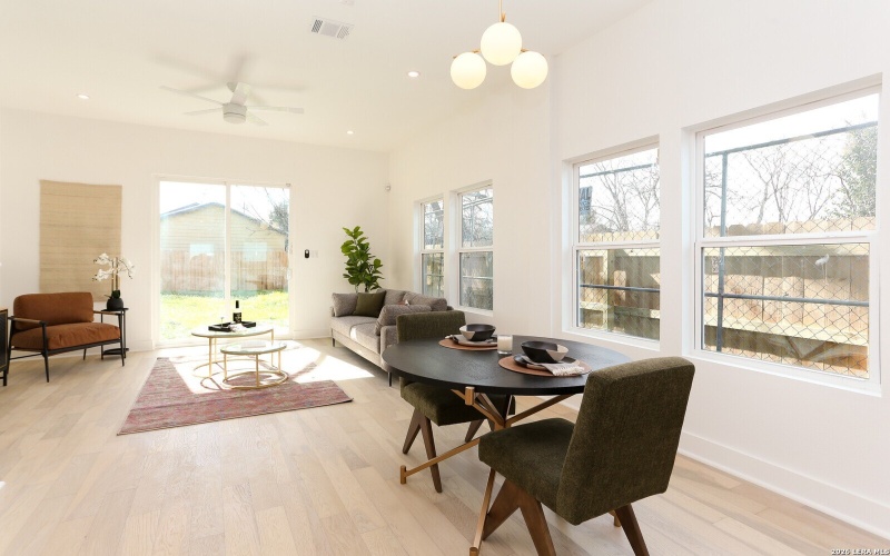 205 Toledo, San Antonio, TX 78203, 2 Habitaciones Habitaciones , ,2 BañosBaños,Residential,En Venta,205 Toledo,0,1948271