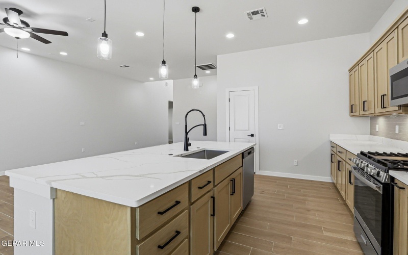 15048 RESOLVE Drive, El Paso, TX 79938, 3 Habitaciones Habitaciones , ,2 BañosBaños,Residential,En Venta,15048 RESOLVE Drive,0,940584