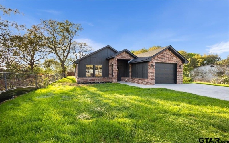 919 Duckenfield Ave, Tyler, TX 75701, 3 Bedrooms Bedrooms, ,2 BathroomsBathrooms,Residential,For Sale,919 Duckenfield Ave,0,26003857