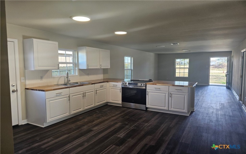 800 E 6th Street, Nixon, TX 78140, 3 Bedrooms Bedrooms, ,2 BathroomsBathrooms,Residential,For Sale,800 E 6th Street,0,607123