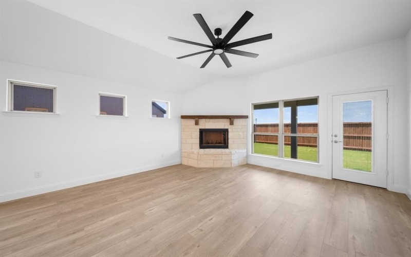 1948 Nightfall Drive, Venus, TX 76009, 4 Habitaciones Habitaciones , ,2 BañosBaños,Residential,En Venta,1948 Nightfall Drive,0,21213499