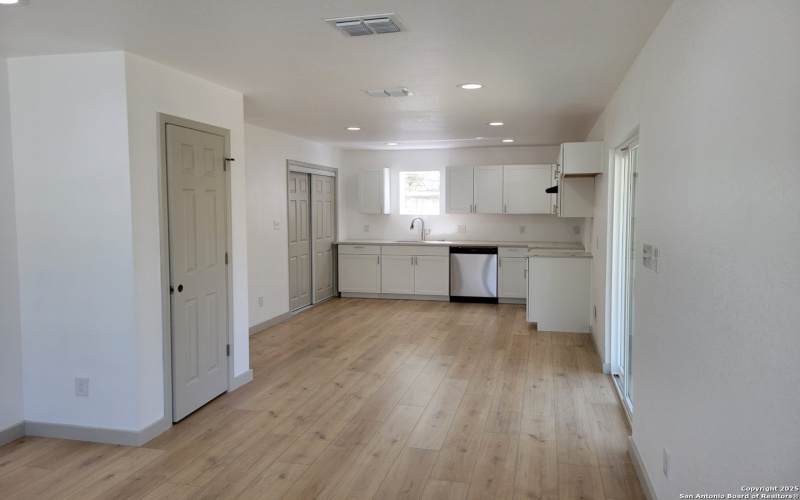 120 Henry St, San Antonio, TX 78207, 2 Habitaciones Habitaciones , ,1 BañoBaños,Residential,En Venta,120 Henry St,0,1856937