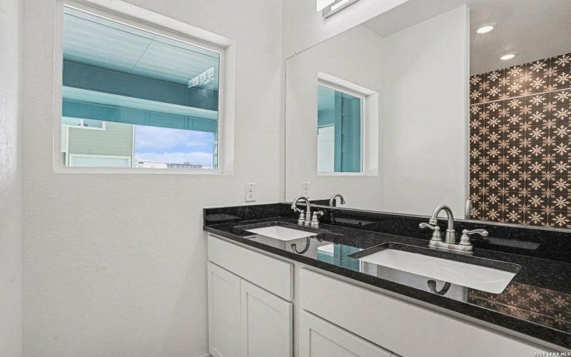 310 W Evergreen St #115, San Antonio, TX 78212, 3 Habitaciones Habitaciones , ,2 BañosBaños,Residential,En Venta,310 W Evergreen St #115,0,1939865