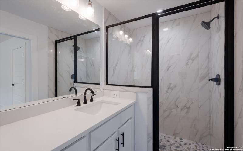 432 Canyon Lake Dr, Bandera, TX 78003, 2 Habitaciones Habitaciones , ,2 BañosBaños,Residential,En Venta,432 Canyon Lake Dr,0,1915387