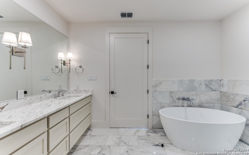 103 E WILDWOOD unit: B, San Antonio, TX 78212-1727, 3 Habitaciones Habitaciones , ,3 BañosBaños,Residential,En Venta,103 E WILDWOOD unit: B,0,1918743