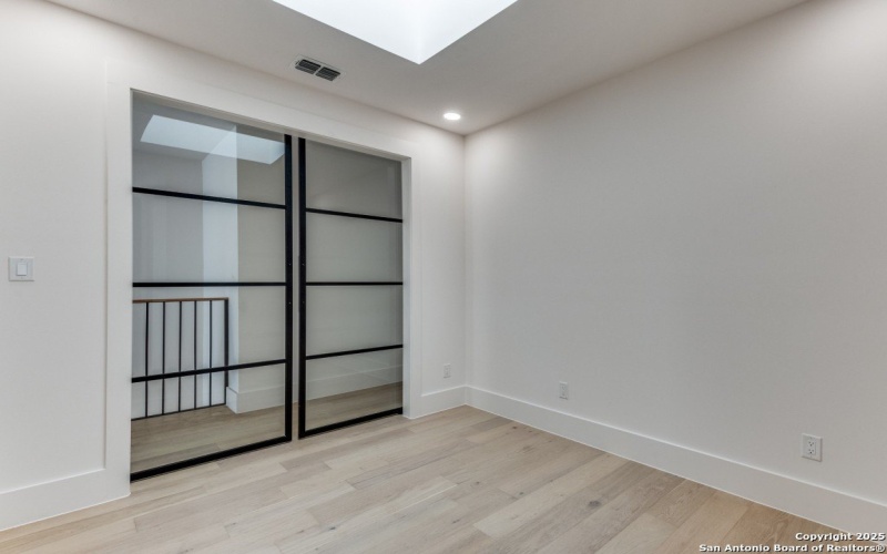 103 E Wildwood unit: B, San Antonio, TX 78212-1727, 3 Habitaciones Habitaciones , ,3 BañosBaños,Residential,En Venta,103 E Wildwood unit: B,0,1918750