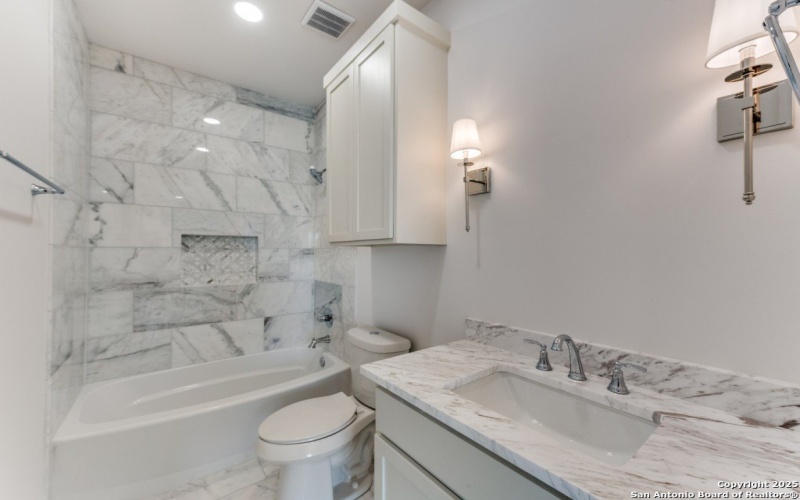 103 E Wildwood unit: B, San Antonio, TX 78212-1727, 3 Habitaciones Habitaciones , ,3 BañosBaños,Residential,En Venta,103 E Wildwood unit: B,0,1918750