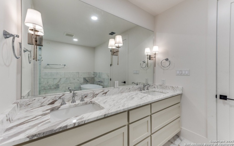 103 E Wildwood unit: B, San Antonio, TX 78212-1727, 3 Habitaciones Habitaciones , ,3 BañosBaños,Residential,En Venta,103 E Wildwood unit: B,0,1918750