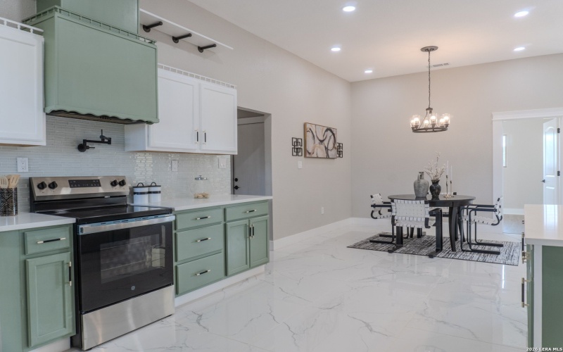 185 E Medium Meadow, Lytle, TX 78052, 4 Bedrooms Bedrooms, ,2 BathroomsBathrooms,Residential,For Sale,185 E Medium Meadow,0,1943112