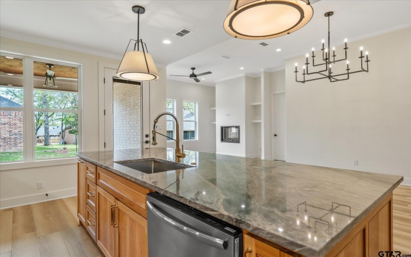 7146 HOLLY SQUARE CT., Tyler, TX 75703, 3 Habitaciones Habitaciones , ,2 BañosBaños,Residential,En Venta,7146 HOLLY SQUARE CT.,0,26004281