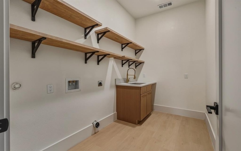 917 Brookwood Drive, Dallas, TX 75224, 4 Bedrooms Bedrooms, ,3 BathroomsBathrooms,Residential,For Sale,917 Brookwood Drive,0,21164701