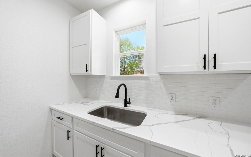 717 Avenue C, Seguin, TX 78155, 3 Habitaciones Habitaciones , ,2 BañosBaños,Residential,En Venta,717 Avenue C,0,1952068