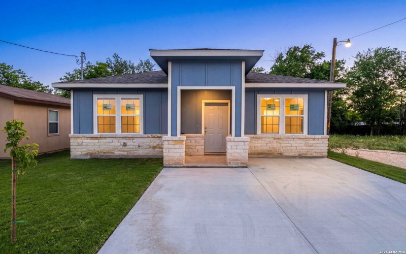 717 Avenue C, Seguin, TX 78155, 3 Habitaciones Habitaciones , ,2 BañosBaños,Residential,En Venta,717 Avenue C,0,1952068