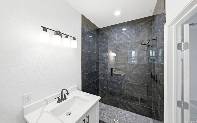 717 Avenue C, Seguin, TX 78155, 3 Habitaciones Habitaciones , ,2 BañosBaños,Residential,En Venta,717 Avenue C,0,1952068