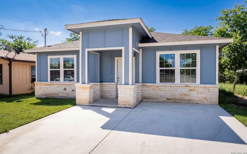 717 Avenue C, Seguin, TX 78155, 3 Habitaciones Habitaciones , ,2 BañosBaños,Residential,En Venta,717 Avenue C,0,1952068