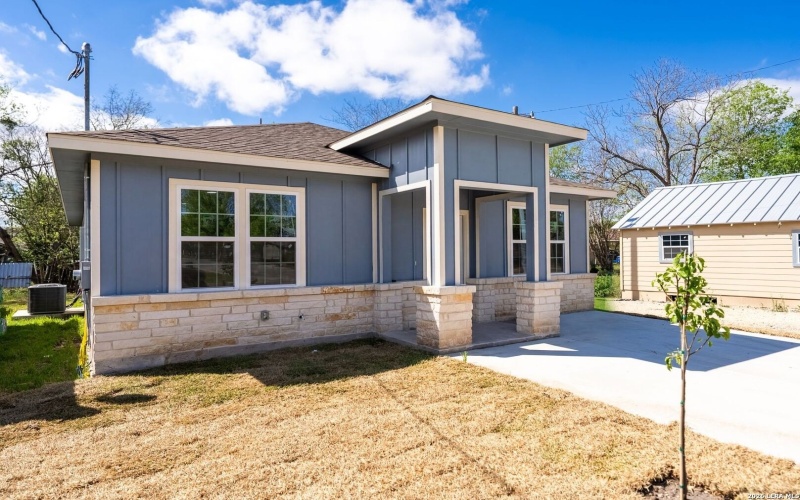 717 Avenue C, Seguin, TX 78155, 3 Habitaciones Habitaciones , ,2 BañosBaños,Residential,En Venta,717 Avenue C,0,1952068