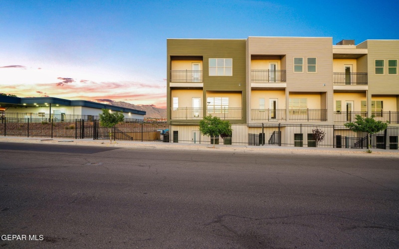 201 Desert Pass Street unit: A-1, El Paso, TX 79912, 3 Habitaciones Habitaciones , ,3 BañosBaños,Residential,En Venta,201 Desert Pass Street unit: A-1,0,941272