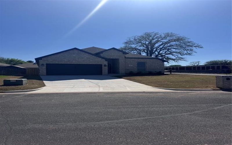 215 Sweetwater Drive, Weatherford, TX 76086, 4 Bedrooms Bedrooms, ,2 BathroomsBathrooms,Residential,For Sale,215 Sweetwater Drive,0,21224406