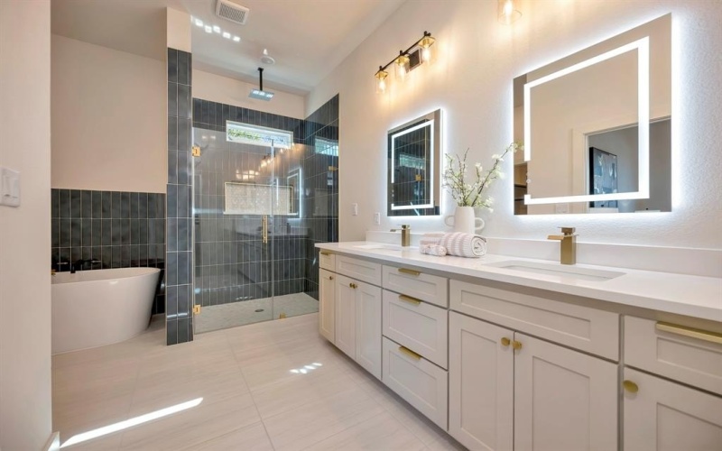 929 E Magnolia Avenue, Fort Worth, TX 76104, 4 Habitaciones Habitaciones , ,2 BañosBaños,Residential,En Venta,929 E Magnolia Avenue,0,21217035