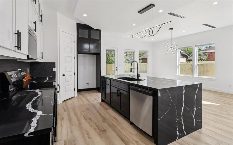 3513 Nomas Street, Dallas, TX 75216, 4 Bedrooms Bedrooms, ,5 BathroomsBathrooms,Residential,For Sale,3513 Nomas Street,0,21224984