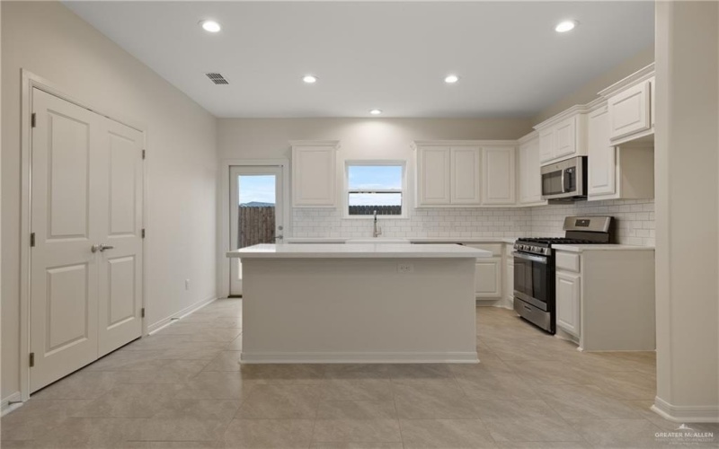 946 W Star Flower Street, Edinburg, TX 78541, 3 Bedrooms Bedrooms, ,2 BathroomsBathrooms,Residential,For Sale,946 W Star Flower Street,0,496939